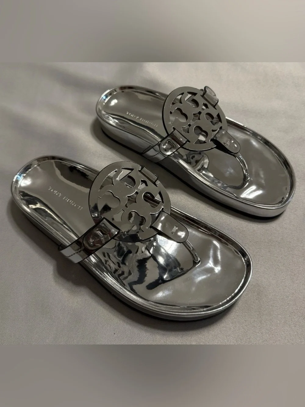 TORY BURCH Miller Cloud In Silver . Size - 5M
